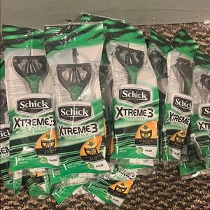 22- Schick Xtreme 3 Sensitive Razors